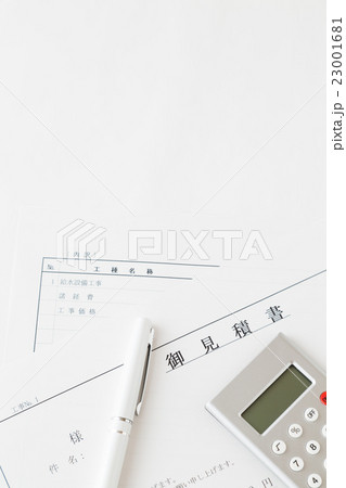 御見積書とペンと電卓　白バック 23001681