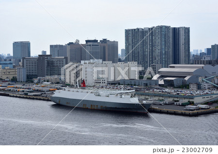 東京港品川埠頭に停泊する大型貨物船 23002709
