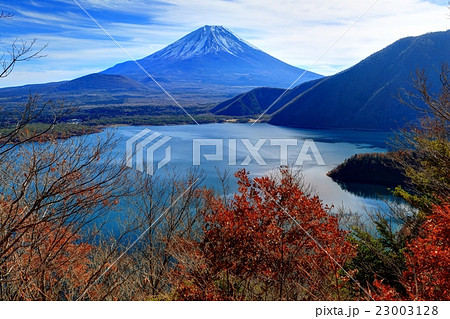 晩秋の本栖湖と富士山 晩秋の本栖湖と富士山 23003128