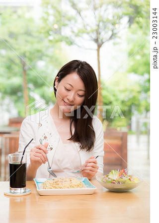 ランチ 女性 撮影協力:TENOHA DAIKANYAMA ランチ 女性 撮影協力:TENOHA DAIKANYAMA 23003144