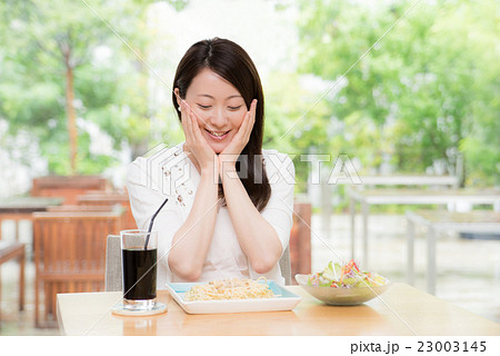 ランチ　女性　撮影協力：TENOHA DAIKANYAMA 23003145