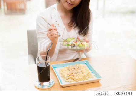 ランチ　女性　撮影協力：TENOHA DAIKANYAMA 23003191
