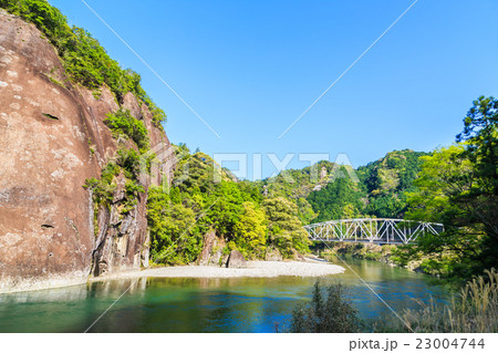 新緑眩い古座川の一枚岩 23004744