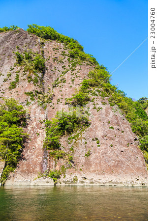 新緑眩い古座川の一枚岩 新緑眩い古座川の一枚岩 23004760