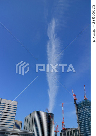 都会のビル群と雲 23005025