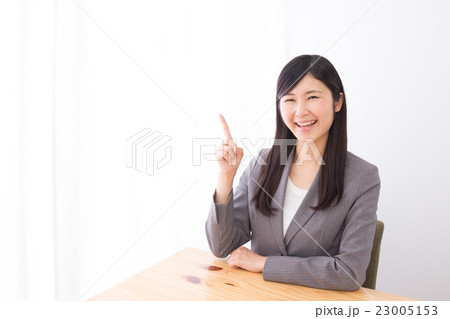 笑顔で指をさす女性 23005153