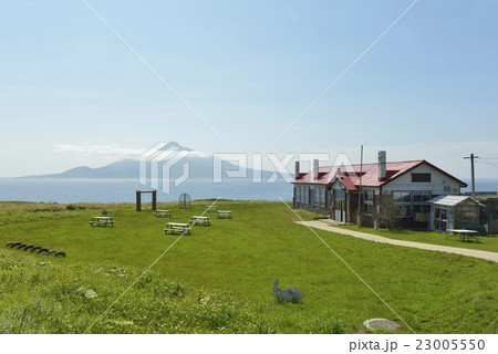 礼文島 北のカナリアから利尻富士をのぞむ 礼文島 北のカナリアから利尻富士をのぞむ 23005550