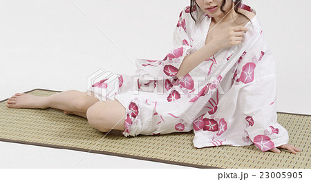 浴衣をはだけた若い女性の写真素材