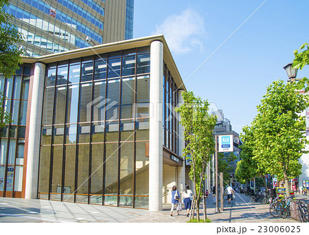 東京メトロ地下鉄・千代田線の赤坂駅（東京都港区） 23006025
