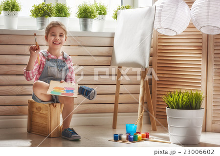 child draws paints child draws paints 23006602