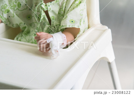 Patient's hand with an intravenous drip 23008122