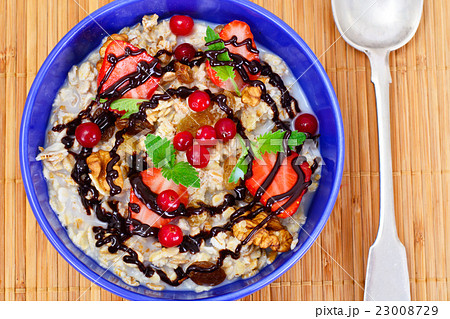 Oatmeal with Raisins, Walnuts and Strawberries 23008729