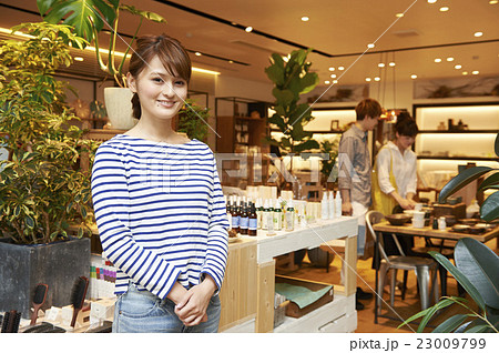 ショッピング 撮影協力:TENOHA DAIKANYAMA ショッピング 撮影協力:TENOHA DAIKANYAMA 23009799