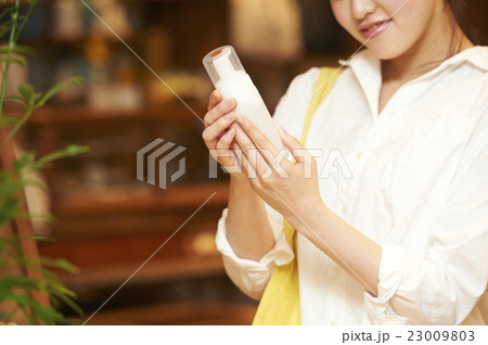 ショッピング 撮影協力:TENOHA DAIKANYAMA ショッピング 撮影協力:TENOHA DAIKANYAMA 23009803