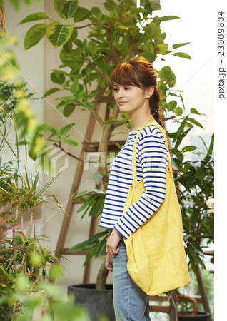 ショッピング 撮影協力：TENOHA DAIKANYAMA 23009804