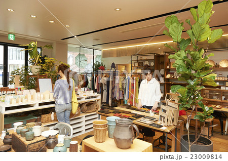 ショッピング 撮影協力:TENOHA DAIKANYAMA ショッピング 撮影協力:TENOHA DAIKANYAMA 23009814
