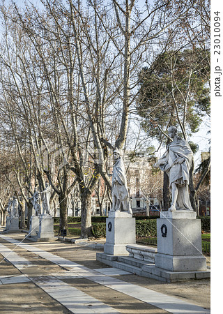 スペイン王の彫像が並ぶオリエンテ広場冬の風景 23010094