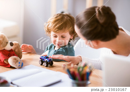 Woman playing with her child 23010167