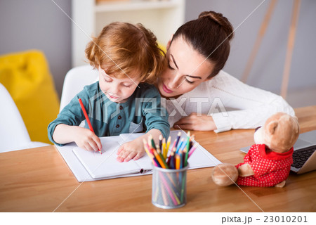 Mother and child drawing while sitting Mother and child drawing while sitting 23010201