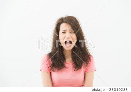 泣きさけぶ女性 23010283
