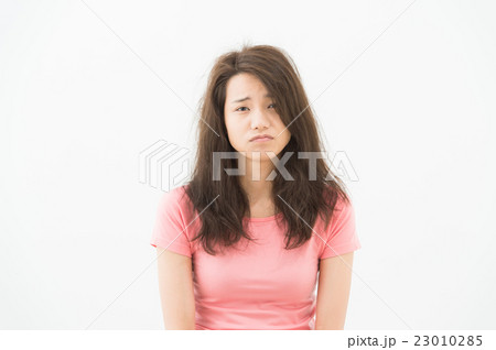 悲しい表情の女性の写真素材