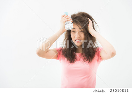 二日酔いの女性 二日酔いの女性 23010811