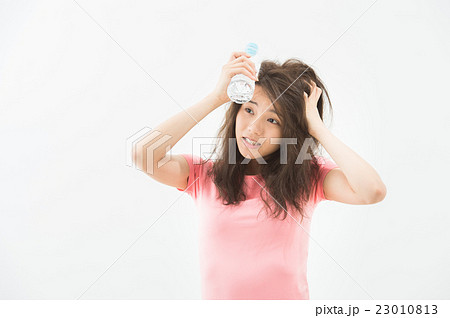 二日酔いの女性 23010813