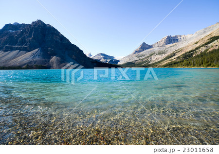 カナディアンロッキー　秋のボウ湖 23011658