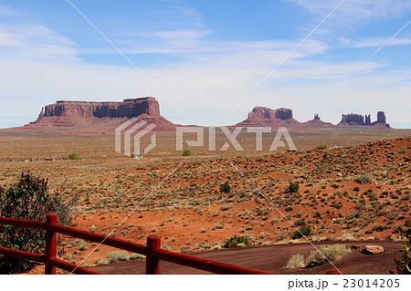 モニュメントバレーの風景　アメリカ　アリゾナ 23014205
