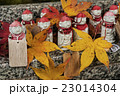 お地蔵さまと落葉 23014304
