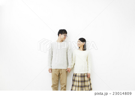 手を繋ぐ夫婦 白バック 手を繋ぐ夫婦 白バック 23014809