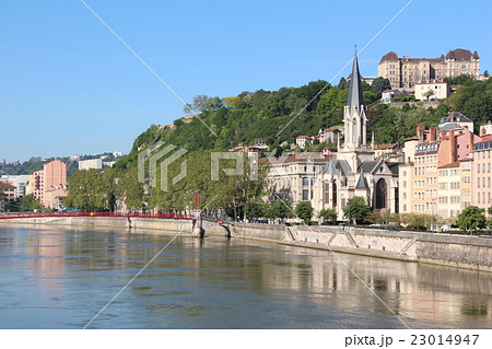 赤いつり橋とサン・ジョルジュ教会 赤いつり橋とサン・ジョルジュ教会 23014947