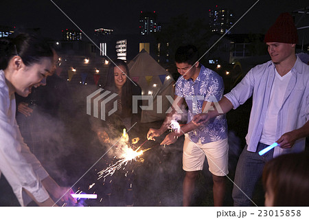 花火をする男女 23015858