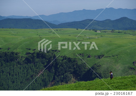 熊本阿蘇の大観峰から見えるカルデラと観光客の写真素材