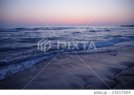 夕日が沈んた後の海 23017004
