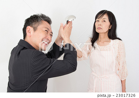 怒る妻と反省しない夫 23017326