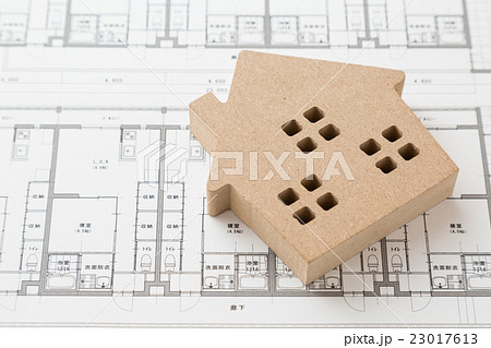 マンションの図面と積み木の家の写真素材
