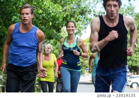 Marathon athletes running 23019135
