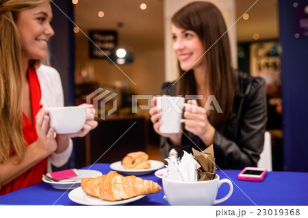 Women having coffee and snacks at a coffee shop Women having coffee and snacks at a coffee shop 23019368