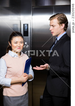 Businessman interacting with businesswoman Businessman interacting with businesswoman 23020046
