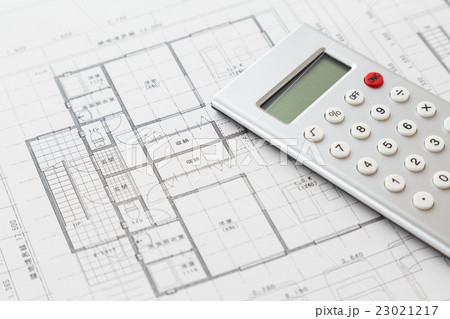 住宅図面と電卓 不動産イメージの写真素材