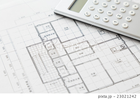住宅図面と電卓 不動産イメージの写真素材