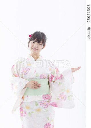 浴衣の女性 23021308