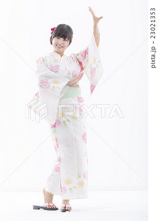 盆踊りを踊る浴衣の女性の写真素材