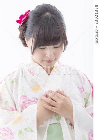 浴衣の女性 23021358