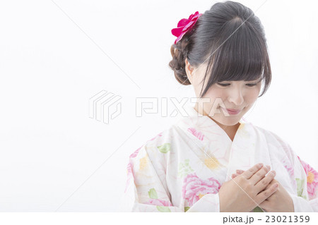 浴衣の女性 23021359