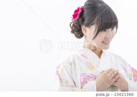 浴衣の女性 23021360