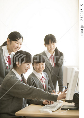 パソコンの画面を見る女子学生 23021515