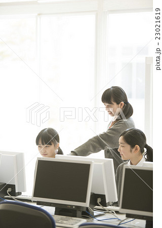 パソコンの画面を見る女子学生 23021619