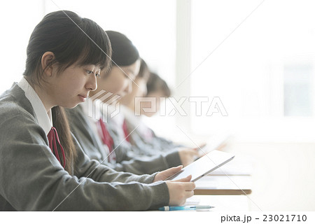 タブレットPCを見る女子学生 タブレットPCを見る女子学生 23021710